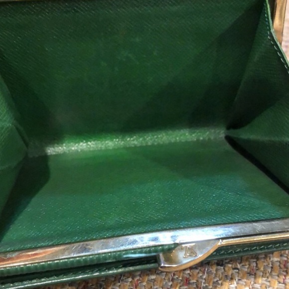 W LOUIS VUITTON Green EPI Kiss Lock Porte Monnaie Viennois Wallet MI1916 - Picture 10 of 17